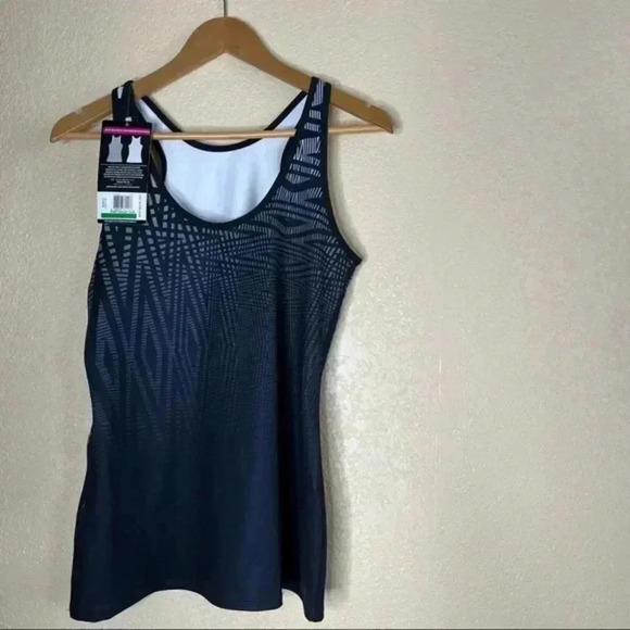 - Oakley tank top - Picture 3 of 6
